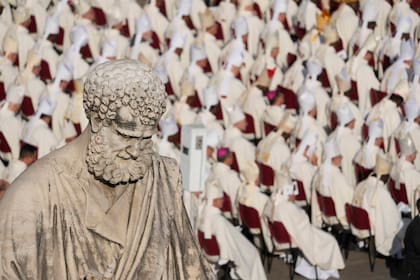 En la época de San Pedro, considerado el primer papa católico, era el Sumo Pontífice quien elegía a su sucesor, pero este mecanismo se modificó con el correr de los siglos (AP Foto/Andrew Medichini)