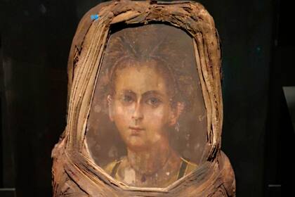 “En la época grecorromana en la región del Fayum del Bajo Egipto, tradicionalmente se colocaba un retrato pintado sobre el rostro de un individuo fallecido”, detallaron los académicos