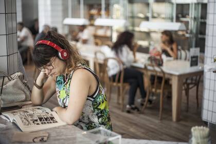 En la era de la hipercomunicación, las horas laborales y de descanso se entremezclan, dejando cada vez menos resquicios para desenchufarse y replegarse sobre la propia intimidad