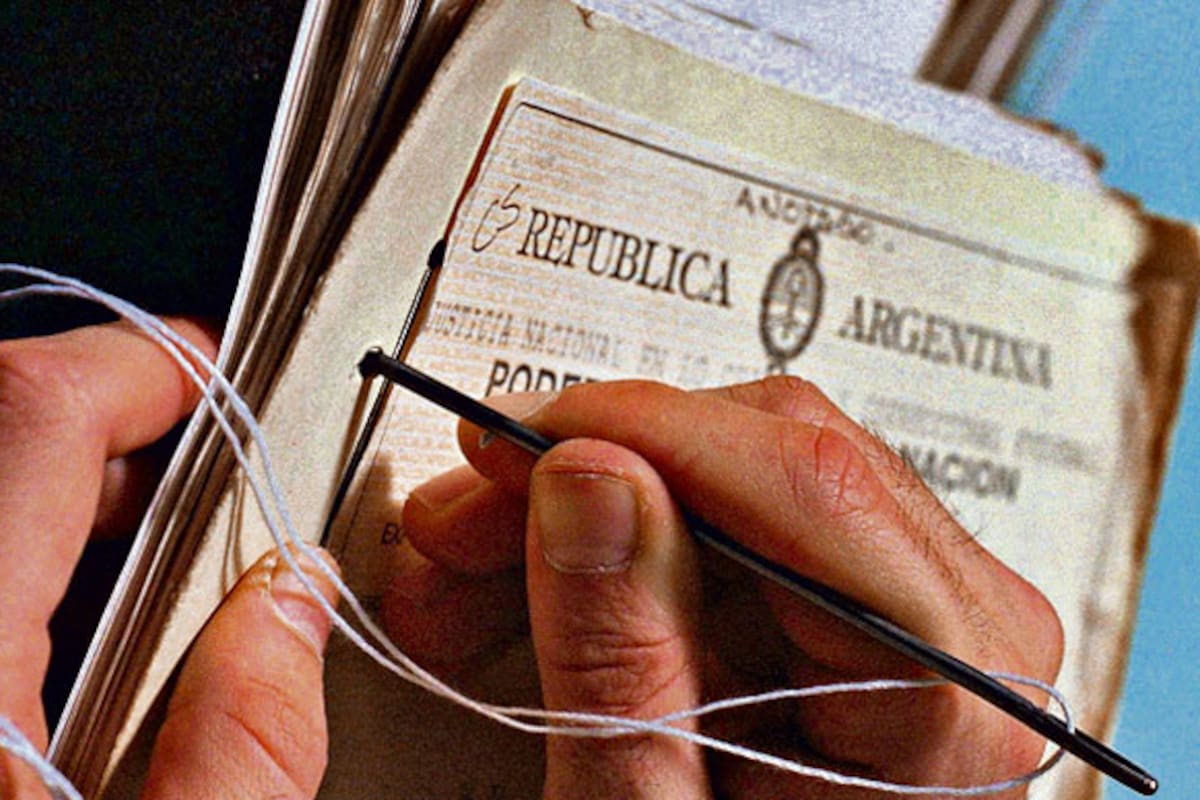 En la era digital, aún se siguen cosiendo expedientes en Tribunales