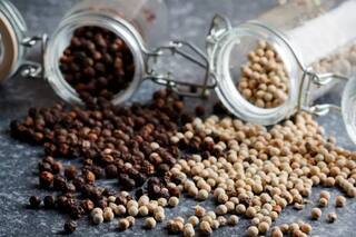 Cómo la pimienta negra y el aceite de oliva potencian los nutrientes de los alimentos que comemos