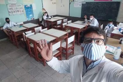 En la Escuela 567 de Paso de las Piedras, en Curuzú Cuatiá, el director Juan Pedro Campo adaptó los contenidos curriculares que llegaban de la Nación para facilitarles las tareas a los alumnos