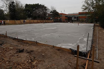 En la escuela avanza la obra para transformar un espacio que estaba postergado en un playón para deportes