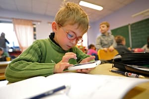 En la escuela Inmaculada Concepción, en Seclin, Francia, un alumno aprende a leer y escribir usando Twitter