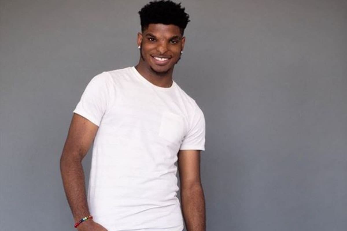 En la escuela, Justin Stewart sufrió todo tipo de agravios por parte de sus compañeros que lo hostigaban por su nariz; pocos años más tarde, el joven modela para prestigiosas marcas