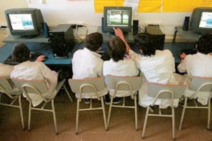 En la Escuela N° 7, de Almagro, las computadoras renovaron el trabajo en el aula y favorecen el trabajo en equipo