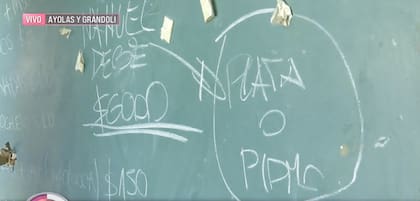 En la escuela N°6.430 de Rosario escribieron un planteo sobre un pizarrón y una respuesta que refleja la violencia de las calles: “Manuel debe 6.000 pesos”, dice el planteo inicial, y una flecha lleva a la siguiente frase que está rodeada por un círculo: “Plata o plomo”. Crédito: Captura Canal 3