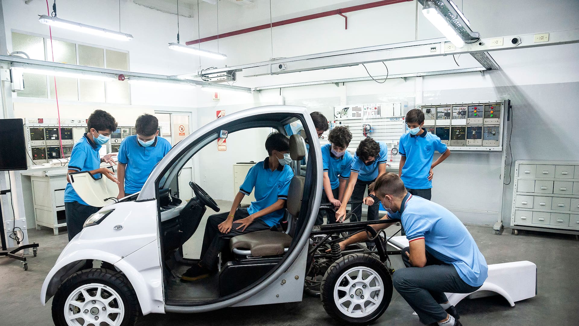 El Sero Electric, un auto eléctrico hecho en Argentina, fue adquirido por la escuela Philips para mostrar a sus alumnos su funcionamiento