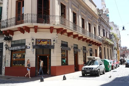En la esquina de Chile y Perú, en el barrio de San Telmo, Saeta Bar abrió después de años con un nuevo dueño que conservó su esencia.