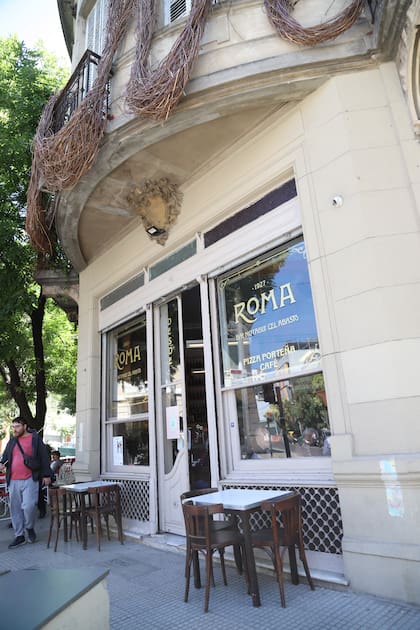 En la esquina de San Luis y Anchorena, este bar notable solía ser regenteado por dos asturianos, hasta que cuatro socios tomaron el mando y lo refundaron.