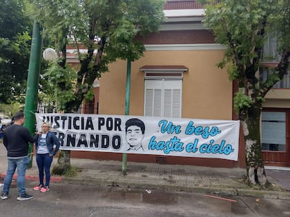 En la esquina del Palacio de Tribunales colocaron un pasacalle con la imagen del rostro de víctima y la frase: "Un hasta beso al cielo"