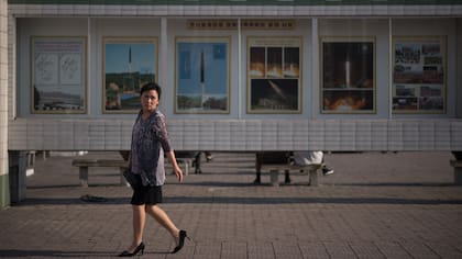 En la estación central de Pyongyang, los carteles ensalzan las pruebas de misiles del régimen