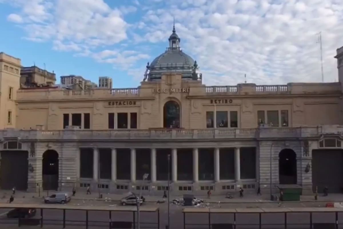 En la estación de retiro, las calles y las veredas están vacías