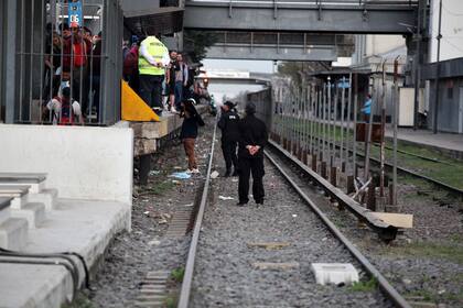 En la estación de trenes de Moreno la policía controla a los pasajeros que caminan por las vías para evitar el pago del boleto
