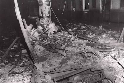 En la estación Plaza de Mayo de la línea A del subte estalló una de las dos bombas que opositores a Perón colocaron el 15 de abril de 1953, en un acto de la CGT en favor del presidente