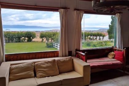 En la Estancia Huyliche, establecimiento ganadero de 1920 y aún en actividad, los visitantes se reúnen para compartir un almuerzo o merienda tras las excursiones
