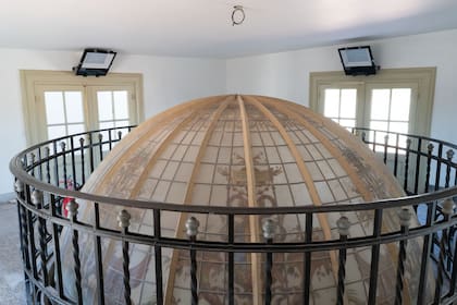 En la estructura de la Cúpula se puede ver el armazón curvo que sostiene los paños del vitral