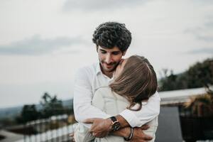 En la etapa de enamoramiento se segregan dos hormonas: el cortisol y la dopamina