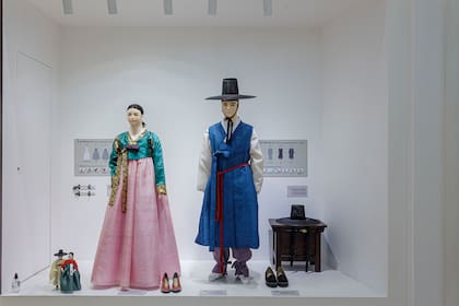En la exhibición de los atuendos coreanos puede conocerse en detalle desde los tipos de telas que emplean hasta cómo atar los "otgoerum", que son los cintos que llevan las mujeres en el escote