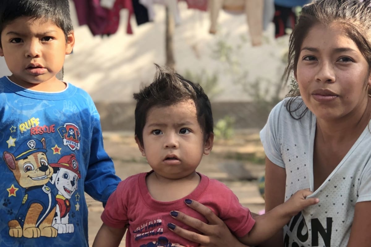 En la extrema marginalidad, el traslado de drogas se convierte en una estrategia de supervivencia para criar a sus hijos e hijas; ponen en juego su libertad y hasta su vida. Elvira (23), es mamá de Dylan (1) y Thiago (3); hoy cumple los primeros meses de sus cuatro años de condena en prisión domicil