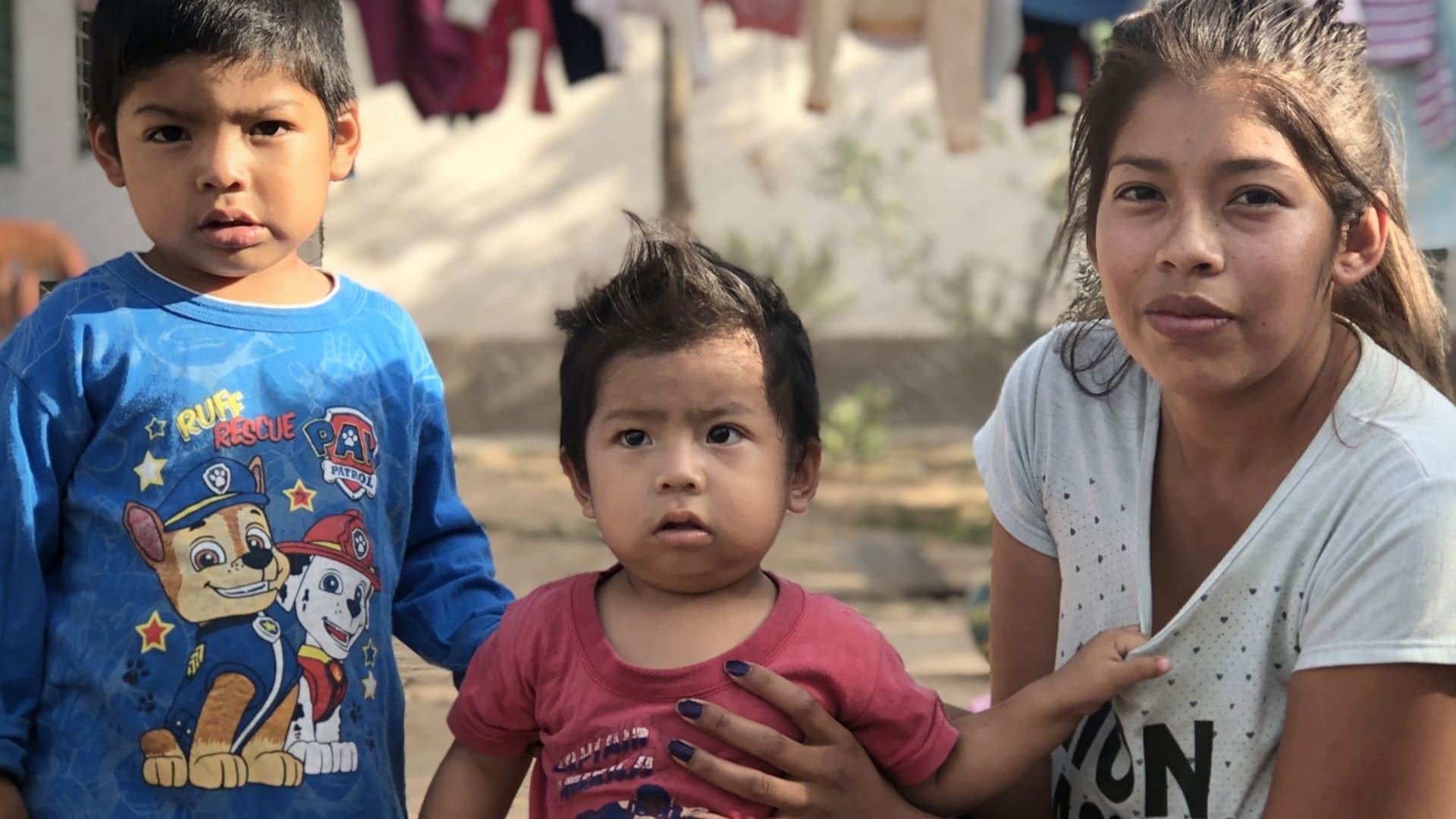 En la extrema marginalidad, el traslado de drogas se convierte en una estrategia de supervivencia para criar a sus hijos e hijas; ponen en juego su libertad y hasta su vida. Elvira (23), es mamá de Dylan (1) y Thiago (3); hoy cumple los primeros meses de sus cuatro años de condena en prisión domicil