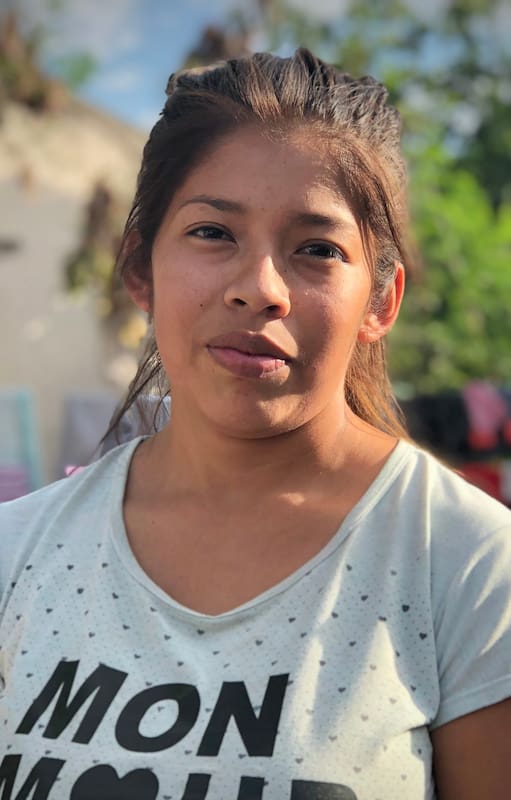 En la extrema marginalidad, el traslado de drogas se convierte en una estrategia de supervivencia para criar a sus hijos e hijas; ponen en juego su libertad y hasta su vida. Elvira (23), es mamá de Dylan (1) y Thiago (3); hoy cumple los primeros meses de sus cuatro años de condena en prisión domicil