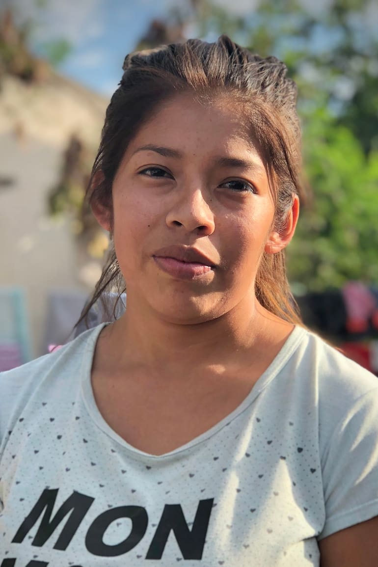 En la extrema marginalidad, el traslado de drogas se convierte en una estrategia de supervivencia para criar a sus hijos e hijas; ponen en juego su libertad y hasta su vida. Elvira (23), es mamá de Dylan (1) y Thiago (3); hoy cumple los primeros meses de sus cuatro años de condena en prisión domicil