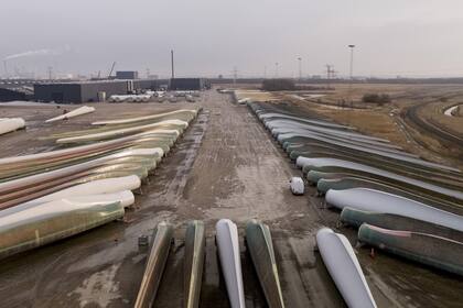 En la fábrica Siemens Gamesa, ubicada en Brande, Dinamarca, trabajan casi 1300 personas y armar una sola pala puede llevar hasta tres días