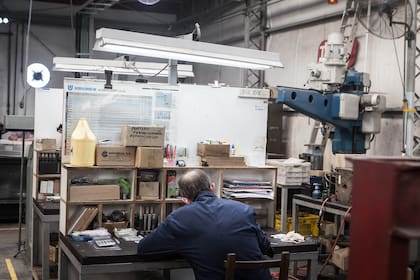 En la fábrica trabajan 48 personas. Algunos de manera artesanal y otros coordinando las máquinas automáticas.