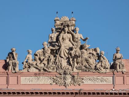 En la fachada de la Casa Rosada que da a la Avenida Paseo Colón se observa un interesante grupo escultórico de Bianchi, que representa a la República rodeada por el trabajo, la ciencia, el comercio, la industria, etc.