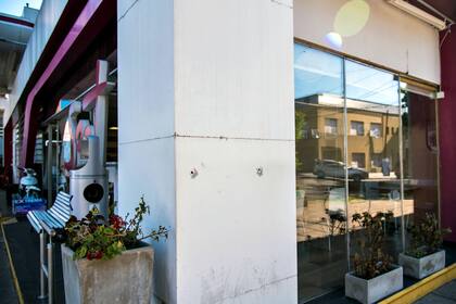 En la fachada de la estación de servicio quedaron las marcas de los disparos