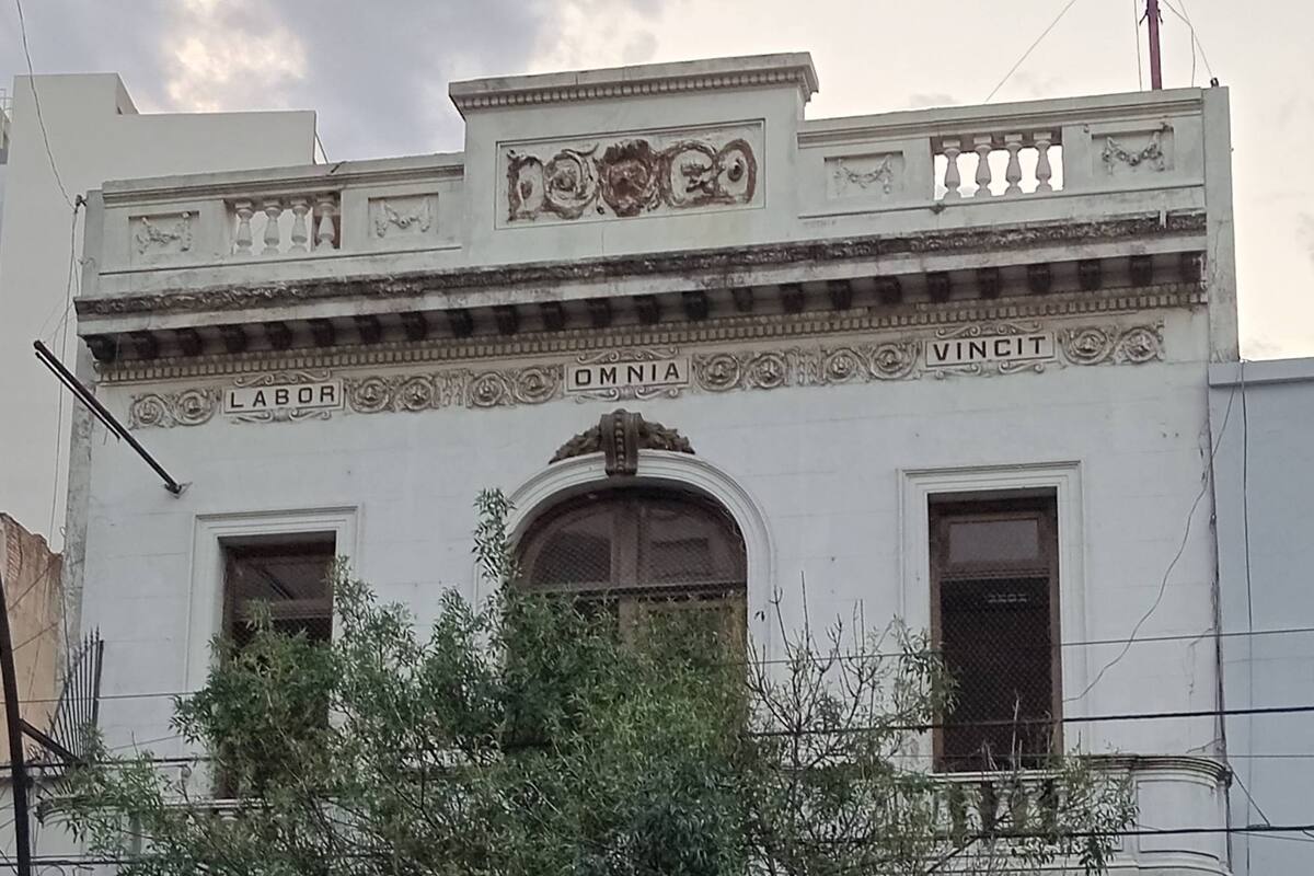 En la fachada de una casa de dos pisos de Boedo se puede leer una frase en latín: "Labor omnia vincit"