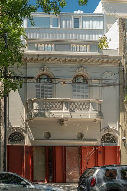 En la fachada se restauraron los ornamentos que pudieron salvarse, y se sumó un frentín contemporáneo diseñado con planchuelas de chapa en rojo ladrillo (Estudio BLAA & Pacífico Oficina).