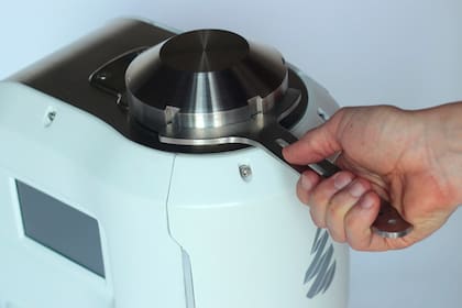 En la Facultad de Diseño y Urbanismo crearon un prototipo para un extractor personal de aceite con fines medicinales; sirve también para otras plantas