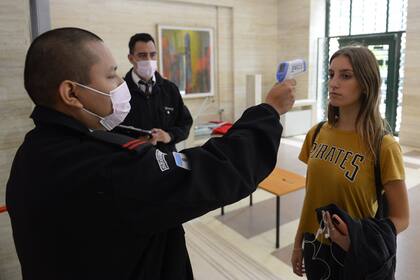En la facultad de medicina realizan medición de temperatura antes de entrar