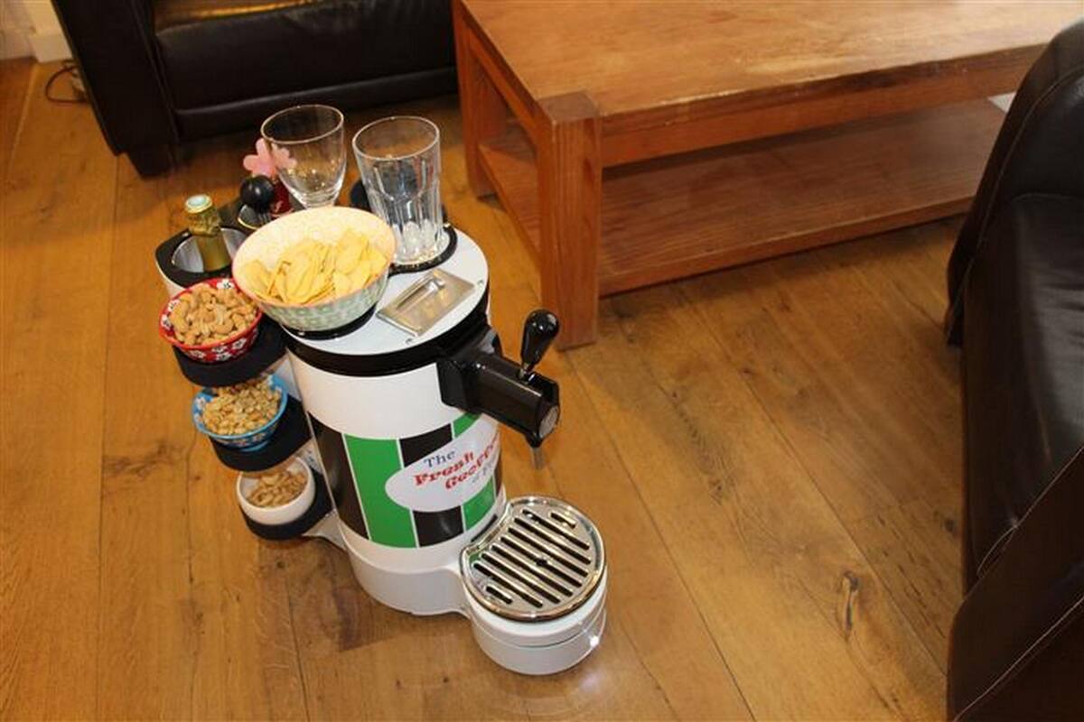 En la feria CES se pudo ver a Fresh Geoffrey, un curioso robot autónomo que lleva snacks y cerveza fría por toda la casa