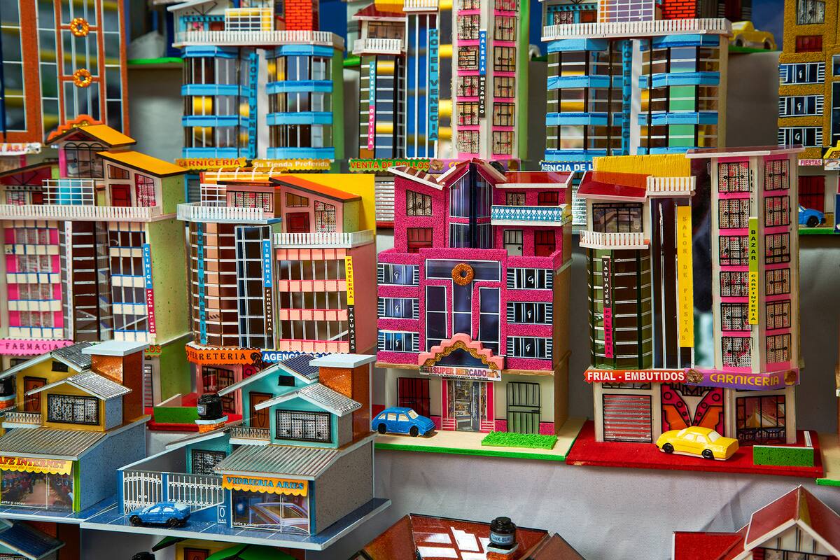 En la Feria de Alasitas de La Paz se venden "cholets" en miniatura, tal como lo muestra Florencia Blanco en Fundación Larivière