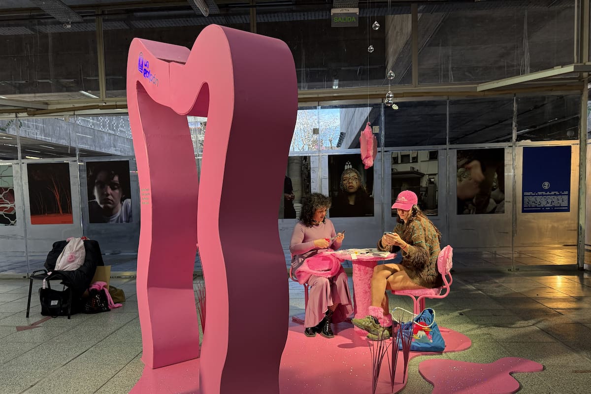 En la feria de arte de La Plata, Plateada, abundan los stands escenográficos como el de Un Galpón