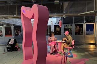 La feria saltó del subsuelo a la plaza del Teatro Argentino para invitar al público a jugar