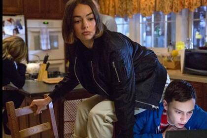 En la ficción, los hermanos de Atypical: Sam, un adolescente con un trastorno del espectro autista, y su hermana Casey se divierten y se apoyan, aunque a veces ella se "aprovecha" de ser la hermana menor y se permite molestarlo un poco