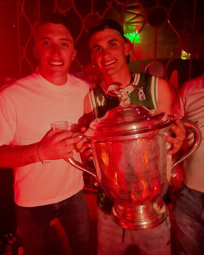 En la fiesta en Tequila la noche del último título en Palermo, con Barto, su hermano, a quien admira. "Es completo, pero más que nada creo yo que es impresionante en las difíciles. Es un tipo muy frío que en los momentos calientes aparece siempre".
