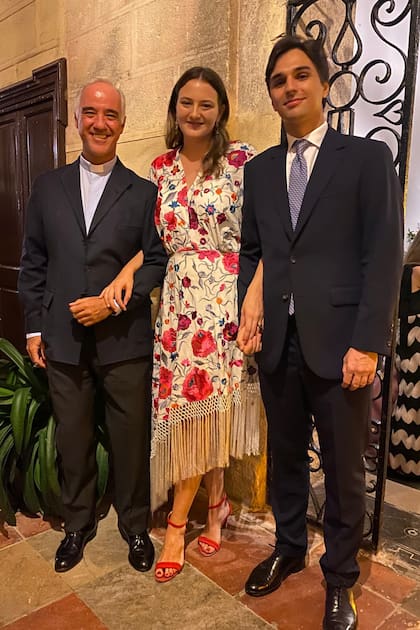 En la fiesta preboda, los novios posan con el padre Ignacio Jiménez Sánchez-Dalp, que al día siguiente los casó.