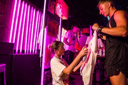 En la fiesta Run&Rave la gente se divirtió customizando sus prendas con los colores vibrantes de la temporada.