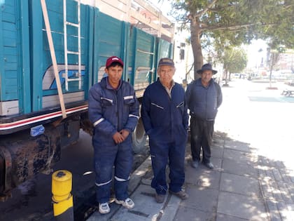 En la fila de los camioneros para cargar diésel, Juan Carlos Mamani, Isidro Choque y Raúl Bazán