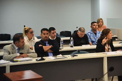 En la fila trasera, Anabella, Leonel y Roque Bonaldi, los tres policías acusados por el crimen de su vecina, Lidia Cabrera, en Córdoba