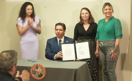 En la firma de la ley, Ron DeSantis estuvo acompañado de algunas víctimas de Jeffrey Epstein
