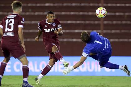 En La Fortaleza, José Sand consigue el empate para Lanús en el tiempo adicional.