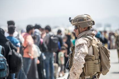 En la foto del 22 de agosto de 2021 distribuida por los Marines, un efectivo de la fuerza especial ayuda a la evacuación en el Aeropuerto Internacional Hamid Karzai de Kabul, Afganistán.  (Sargento Samuel Ruiz/U.S. Marine Corps via AP)