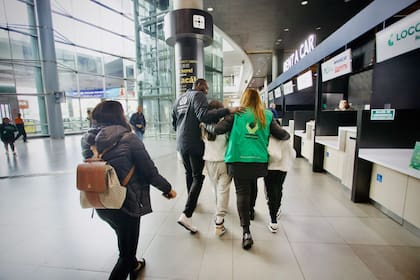 En la foto: dos de los 26 menores de edad que fueron deportados por Estados Unidos. Crédito: Instituto Colombiano de Bienestar Familiar.