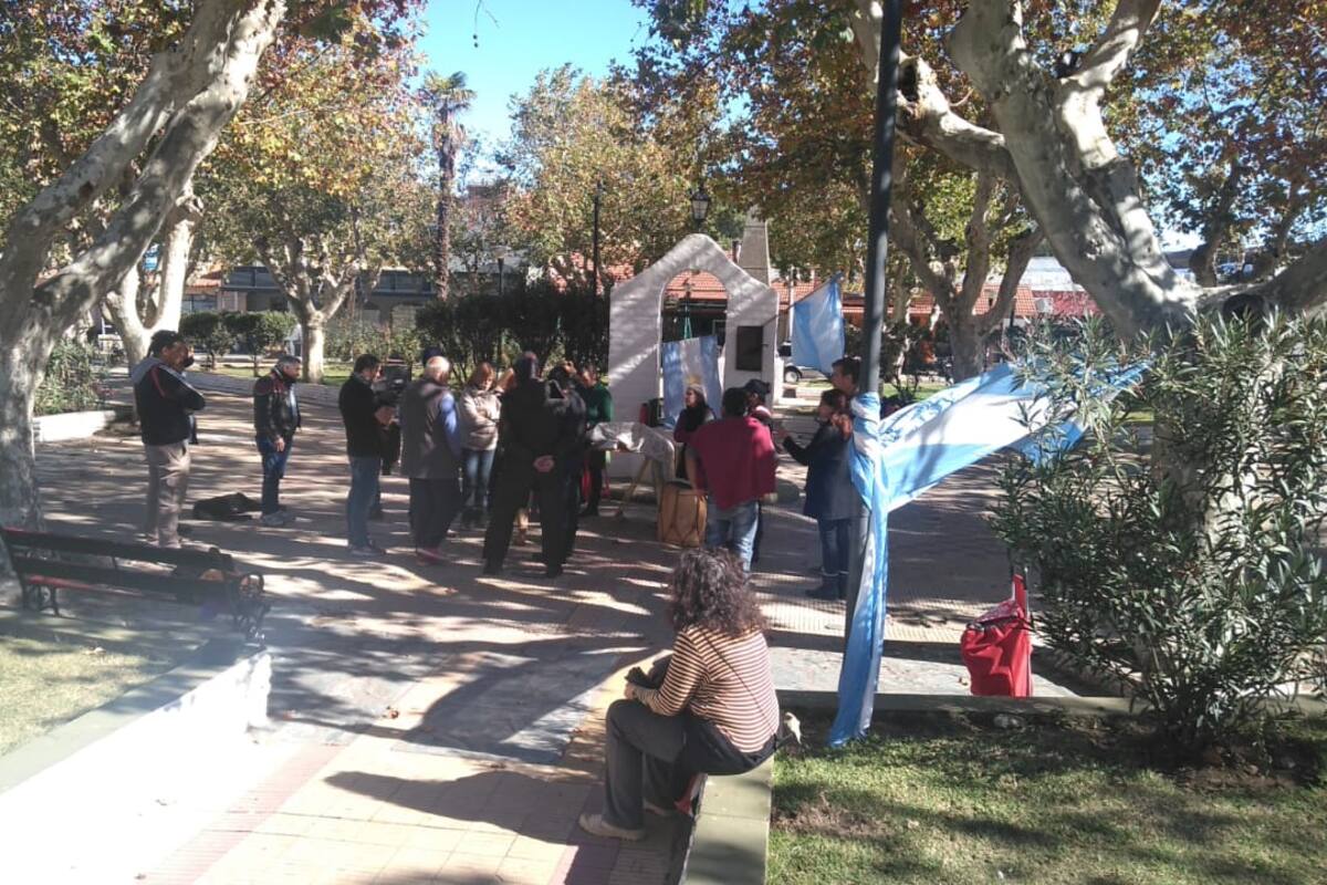En la foto, el grupo de violentos que atacó a Saúl Fernández. CREDITO: FM LASER